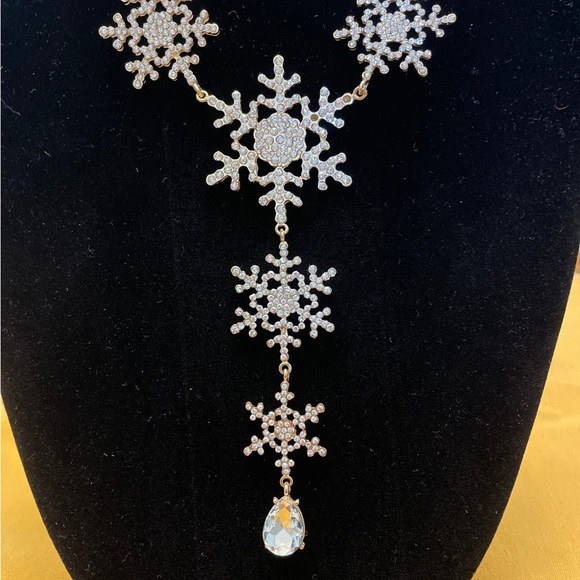 Bling Snowflake Necklace with matching Earrings - Picture 4 of 7
